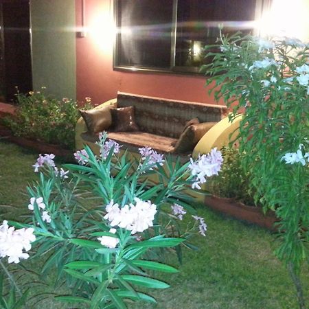Golden Lilies Hotell Kokrobite Exteriör bild