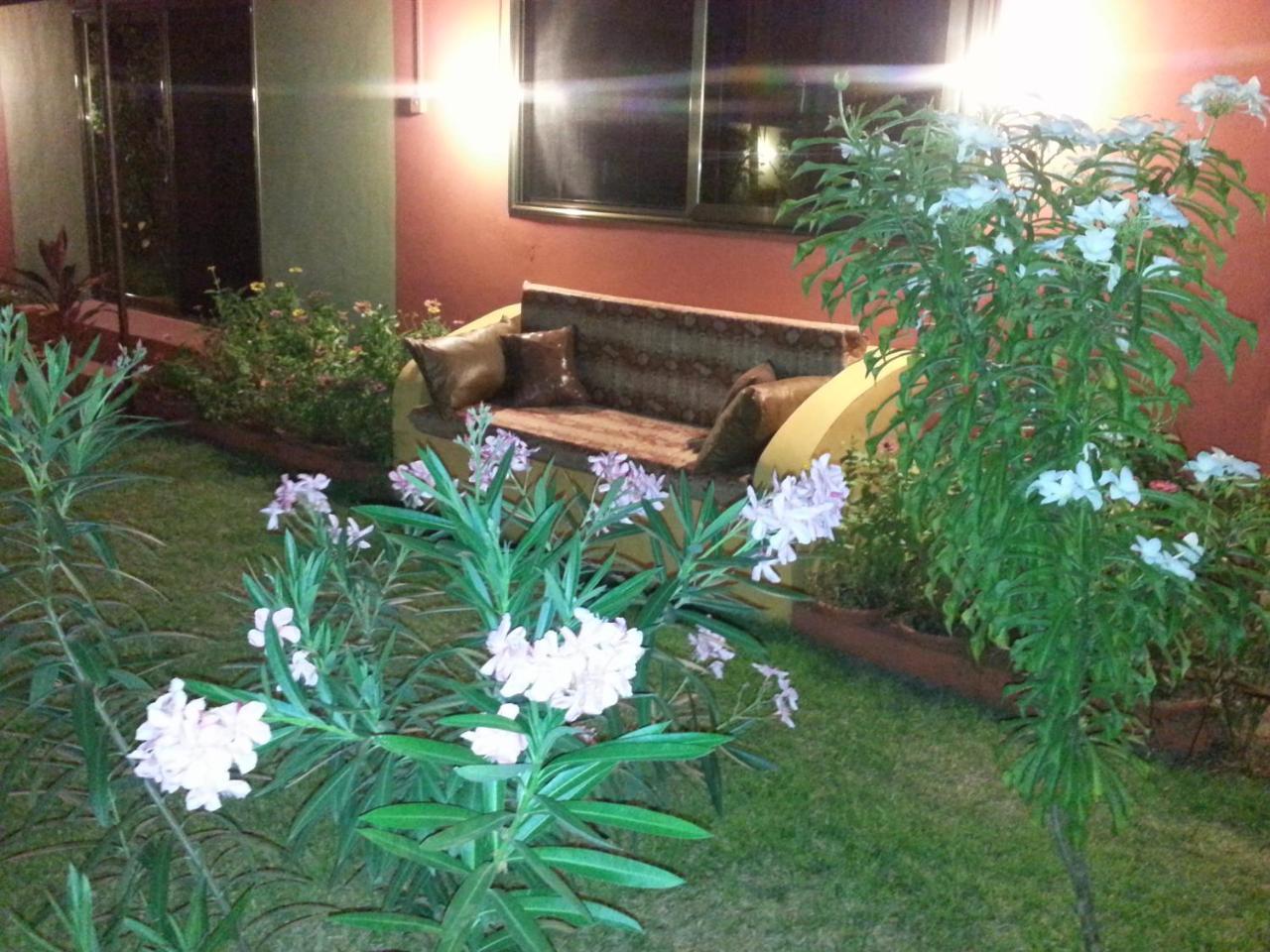 Golden Lilies Hotell Kokrobite Exteriör bild